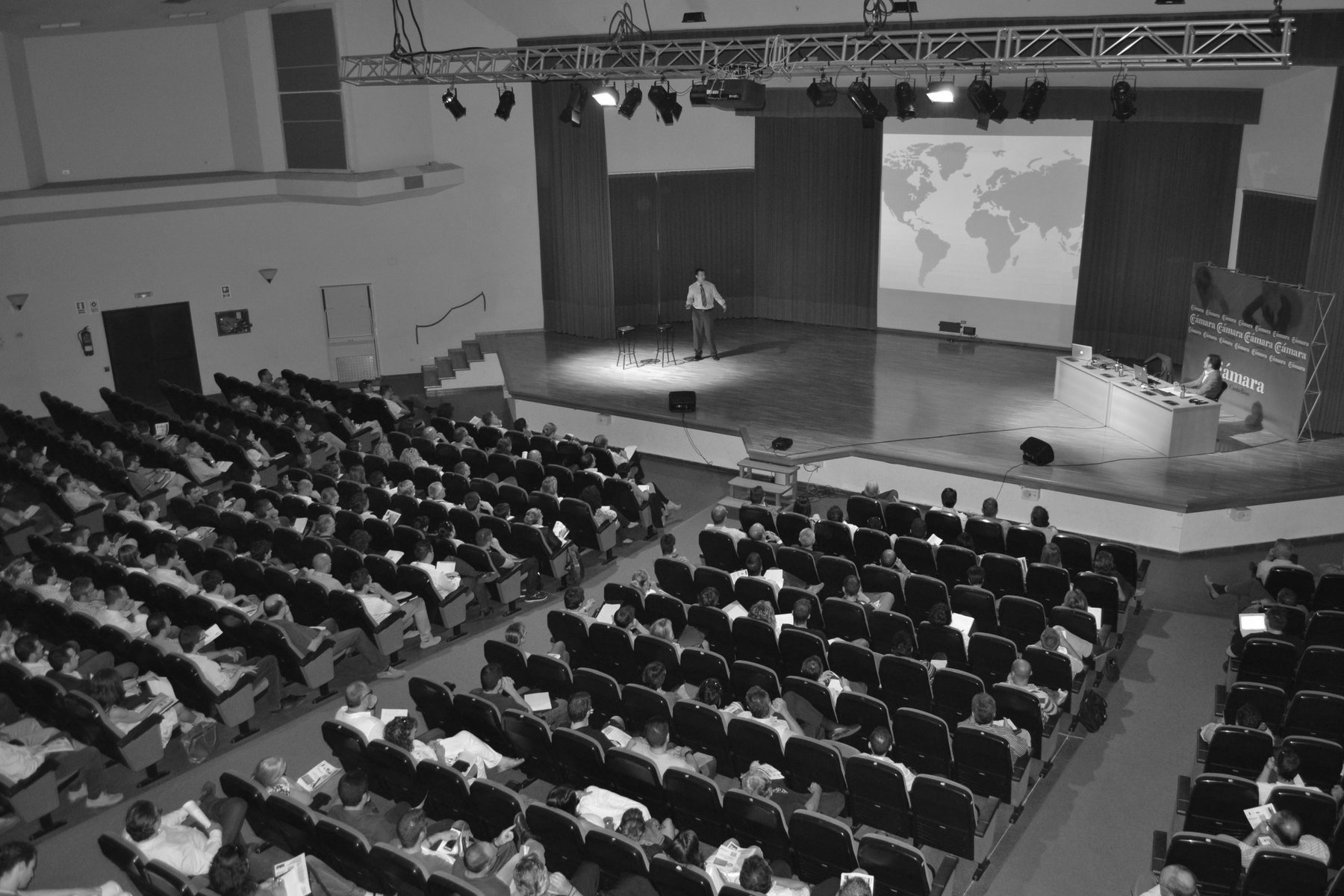 Auditorio lleno durante una conferencia de David M. Calduch